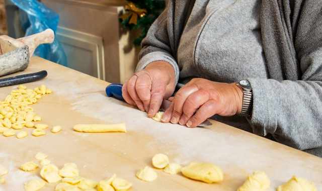 Solo con il coltello o usando il pollice: i metodi per fare le orecchiette in Puglia